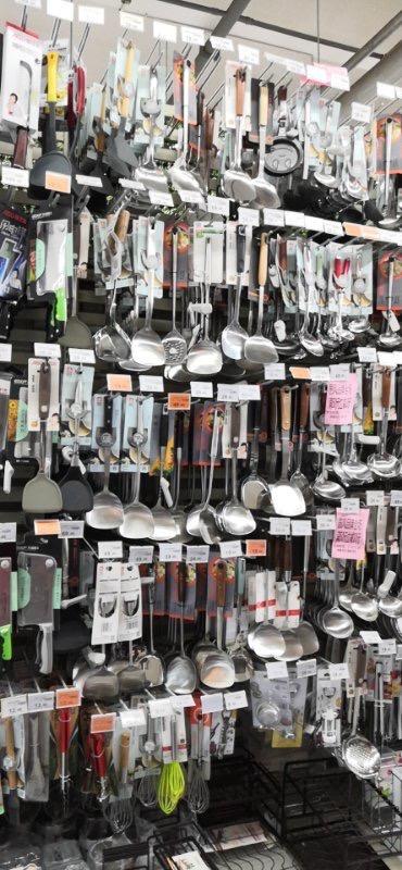 钢都店家庭用品陈列美学 厨房用具与餐叉的匠心布局